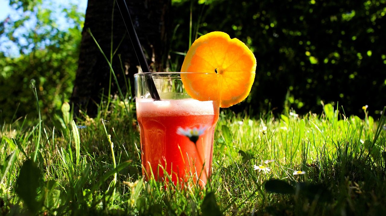 Pohár s čerstvo pripraveným smoothie z lesného ovocia a semien